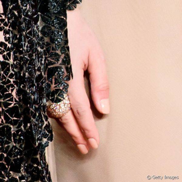 A atriz Taraneh Alidoosti pintou as unhas com o tom exato do tecido da roupa